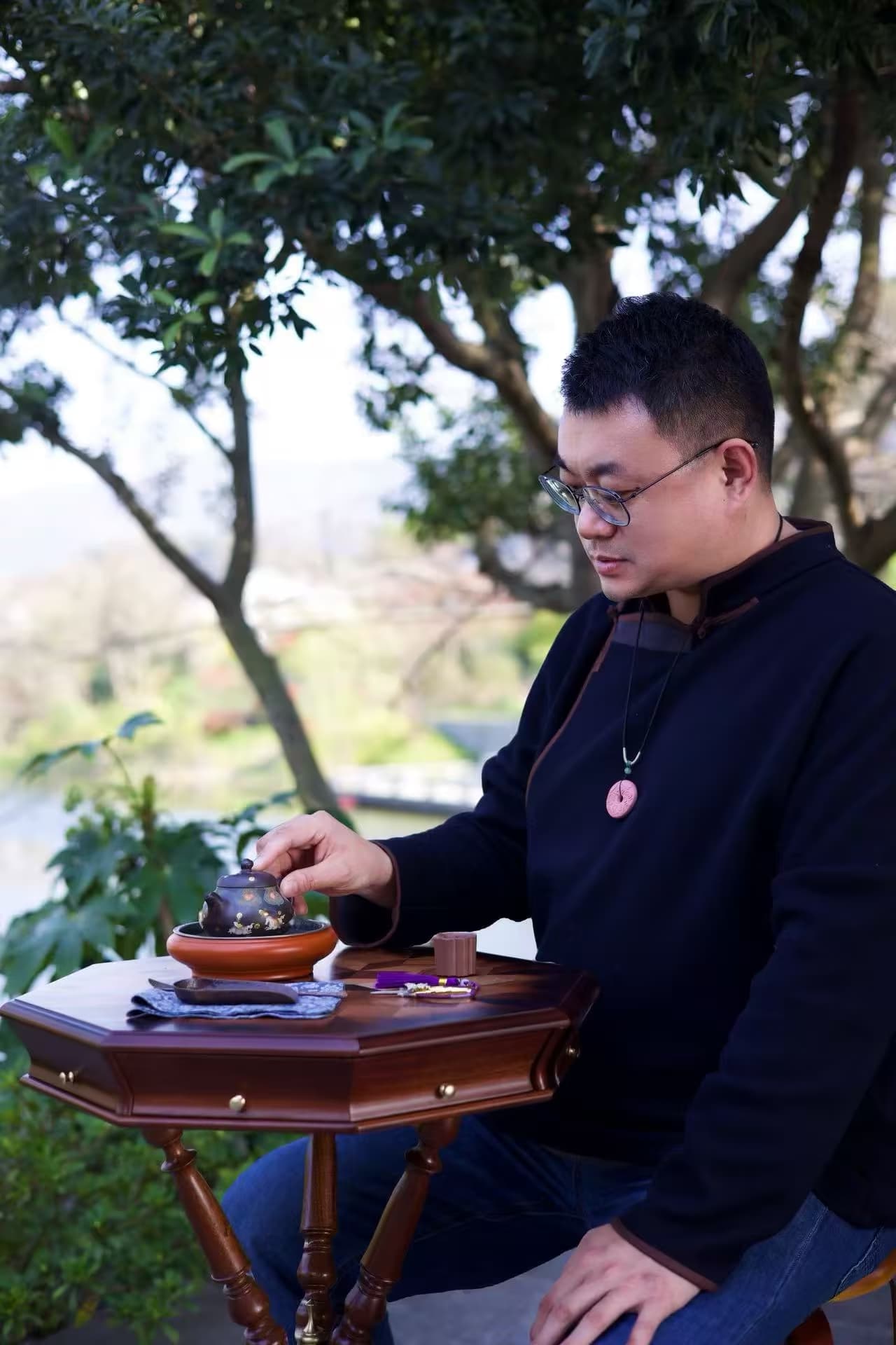 Lu Dou preparing tea with a Yaoyun zisha teapot